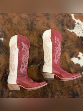 Gorgeous vintage Freebird Two-Tone Red and Cream Western Heeled Boots